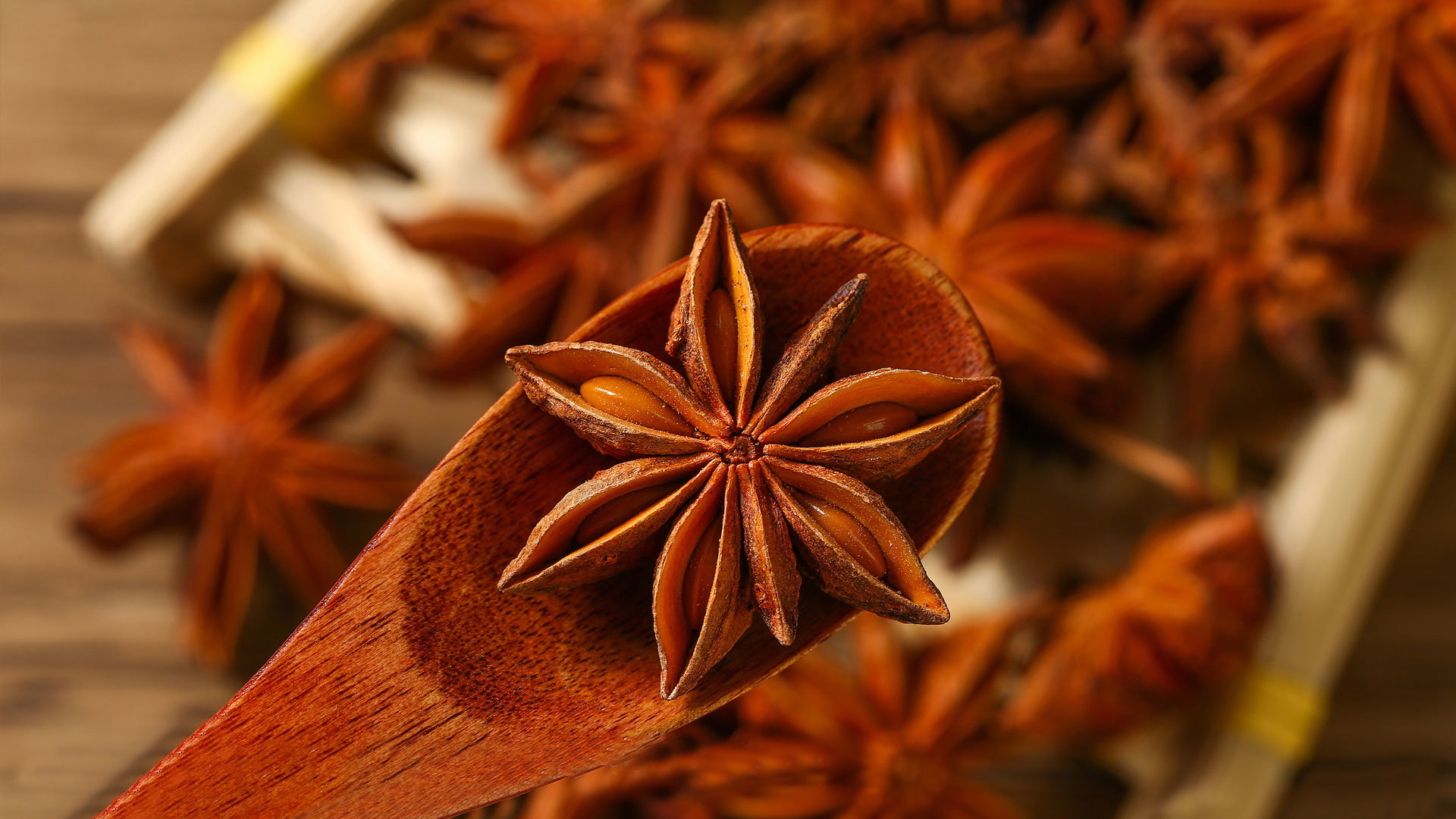 專注花椒、辣椒、黑(hēi)胡椒、白胡椒、八角、茴香、孜然等香辛料生産加工(gōng)